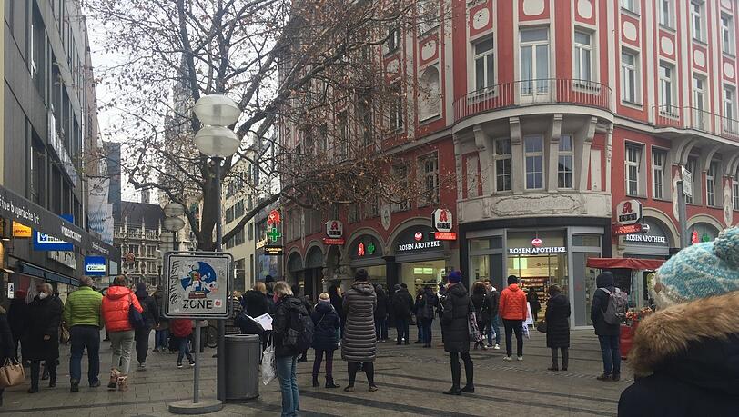 Auch in der Rosenstraße mit Blick auf den Marienplatz stehen am Samstag etliche Menschen an, um einzukaufen. Es drängelt aber niemand. Auch in der Rosenstraße mit Blick auf den Marienplatz stehen am Samstag etliche Menschen an, um einzukaufen. Es drängelt aber niemand.