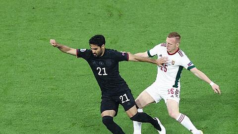 Wird weiter für die deutsche Fußball-Nationalmannschaft auflaufen: Ilkay Gündogan (l).