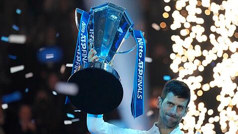 Novak Djokovic zog mit seinem sechsten Erfolg bei den ATP Finals mit Roger Federer gleich.