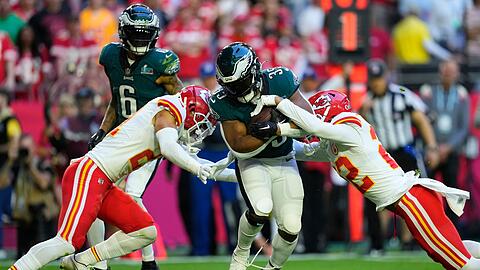Philadelphia Eagles Running Back Boston Scott (35) wird von Kansas City Chiefs Cornerback Trent McDuffie (21) und Safety Juan Thornhill (22) angegriffen.