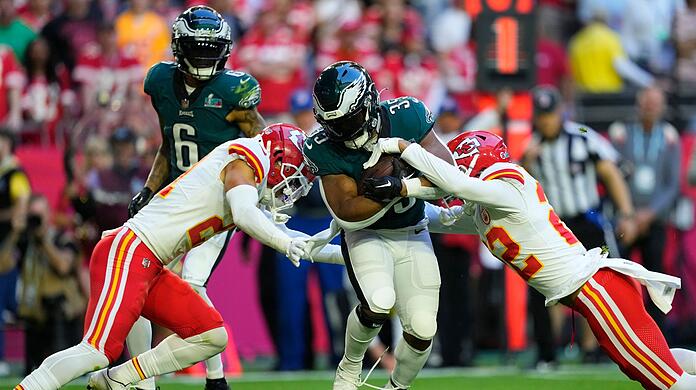 Philadelphia Eagles Running Back Boston Scott (35) wird von Kansas City Chiefs Cornerback Trent McDuffie (21) und Safety Juan Thornhill (22) angegriffen.