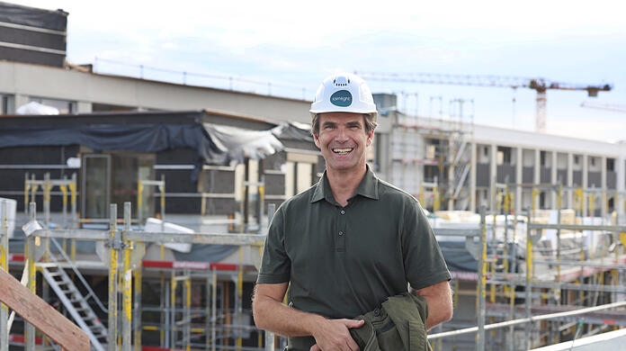 Bauherr und Miteigentümer Markus Ballauf hat die AZ auf der Baustelle herumgeführt. Auf dem Grund hat seine Familie einst Getreide angebaut.