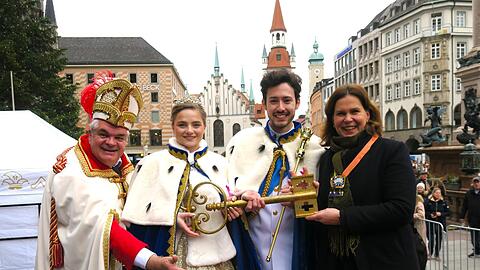 Gibt für fünf Wochen den goldenen Schlüssel ab: Bürgermeisterin Verena Dietl mit dem Prinzenpaar Kaththarina I. und Frederik I. sowie Narrhalla-Präsident Günther Grauer.