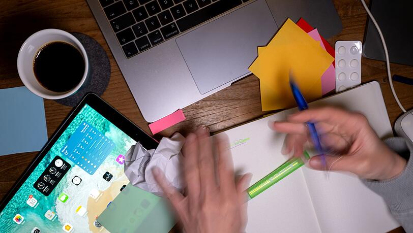 Drei Hauptsymptome gibt es bei ADHS: Unaufmerksamkeit, Hyperaktivität und Impulsivität. In Deutschland erhalten immer mehr Erwachsene die Diagnose. (Symbolbild) Drei Hauptsymptome gibt es bei ADHS: Unaufmerksamkeit, Hyperaktivität und Impulsivität. In Deutschland erhalten immer mehr Erwachsene die Diagnose. (Symbolbild)