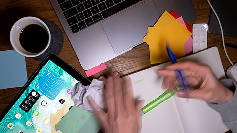 Drei Hauptsymptome gibt es bei ADHS: Unaufmerksamkeit, Hyperaktivität und Impulsivität. In Deutschland erhalten immer mehr Erwachsene die Diagnose. (Symbolbild)