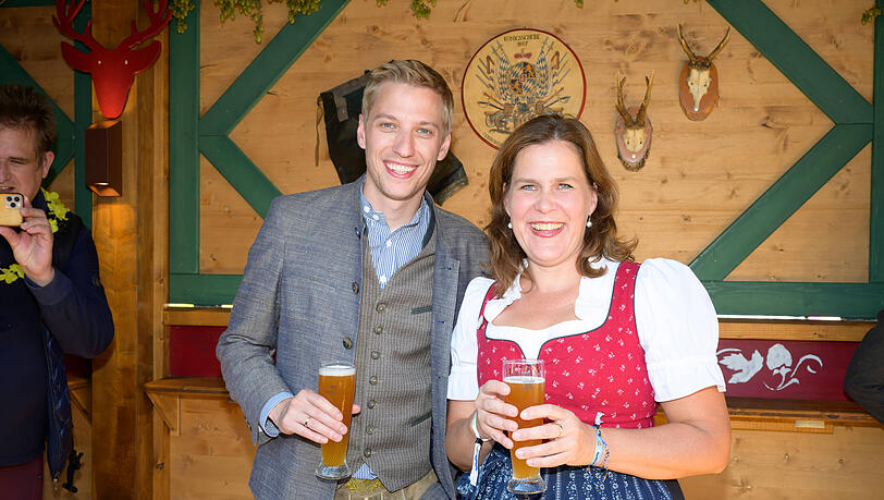 Dominik Krause auf der Wiesn 2025 mit seiner heutigen Sport-B&uuml;rgermeisterin Verena Dietl.