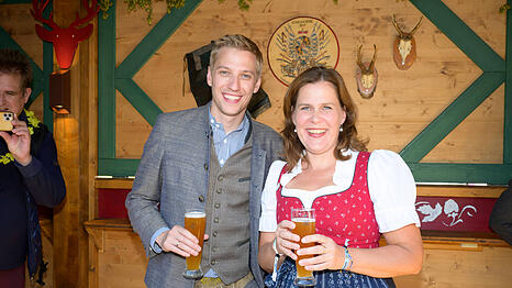 v.l. Dominik Krause 2. B&uuml;rgermeister und Verena Dietl 3. B&uuml;rgermeisterin - Isar-Sch&auml;nke - Oktoberfest / Wiesn Presserundgang, M&uuml;nchen 18.09.2025 *** f l Dominik Krause 2 Mayor and Verena Dietl 3 Mayor Isar Sch&auml;nke Oktoberfest Wiesn press tour, Munich 18 09 2025