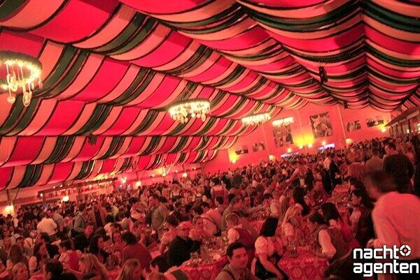 Dirndl, Lederhosen und viel Spaß: Die Party "Tracht und Pracht" am Samstag im Hippodrom auf der Theresienwiese. Mehr Bilder unter: www.nachtagenten.de.
