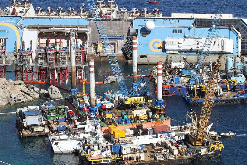 Der Bergungseinsatz am havarierten 
Kreuzfahrtschiff &bdquo;Costa Concordia&ldquo; hat sich am Montag deutlich 
verzögert. Die Aufrichtung des Schiffs vor der italienischen Insel 
Giglio werde voraussichtlich erst am Dienstag im Morgengrauen 
abgeschlossen sein. Die Bilder!