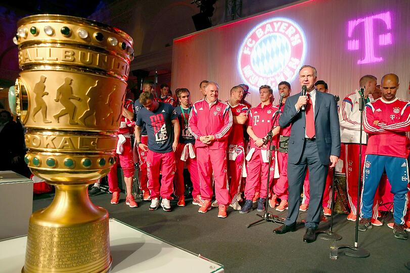 Die Bayern feiern: Nach dem Sieg gegen Borussia Dortmund im DFB-Pokalfinale lässt der FC Bayern in Berlin die Korken knallen. Hier die Feierbilder aus der Telekom-Zentrale.