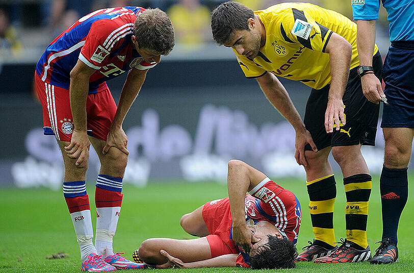 13. August 2014: Mit dem 0:2 im Supercup bei Borussia Dortmund beginnt die Saison unglücklich, zumal sich Javi Martínez schwer verletzt. Es ist der Auftakt einer Seuchensaison mit zahlreichen Ausfällen, zeitweise hat Trainer Pep Guardiola nur noch 13 fitte Feldspieler.