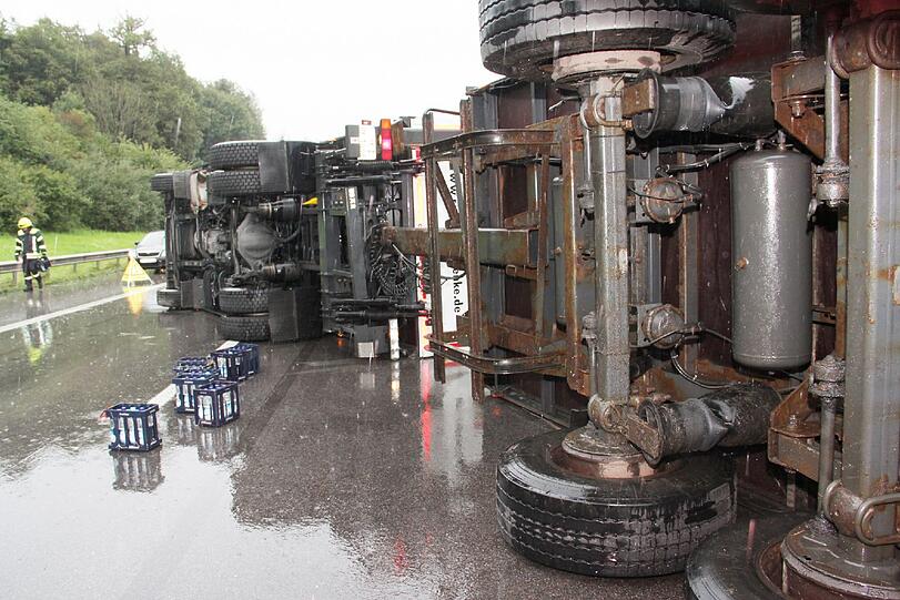 Hunderte Wasserflaschen blockierten am Montagnachmittag die A8 bei Rosenheim. Ein Getränkelaster war umgekippt.