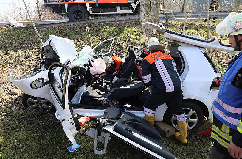 Bilder vom Unfall in Wald bei Altötting. Eine junge Fahranfängerin ist von der Fahrbahn abgekommen und gegen einen Baum geprallt.