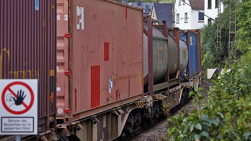 Eine Güterzugstrecke am Rhein: Die Bahn hat nach eigenen Angaben inzwischen die Hälfte ihrer 64 000 Wagen in Deutschland mit leiser Bremstechnik ausgerüstet.