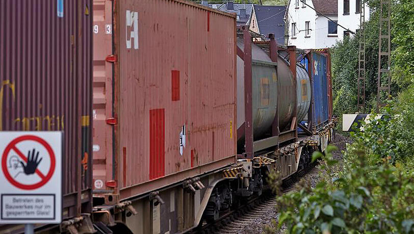 Eine Güterzugstrecke am Rhein: Die Bahn hat nach eigenen Angaben inzwischen die Hälfte ihrer 64 000 Wagen in Deutschland mit leiser Bremstechnik ausgerüstet. Eine Güterzugstrecke am Rhein: Die Bahn hat nach eigenen Angaben inzwischen die Hälfte ihrer 64 000 Wagen in Deutschland mit leiser Bremstechnik ausgerüstet.