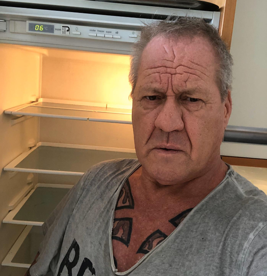 Sauer und hungrig vorm leeren Kühlschrank: Hugo Bachmaier.