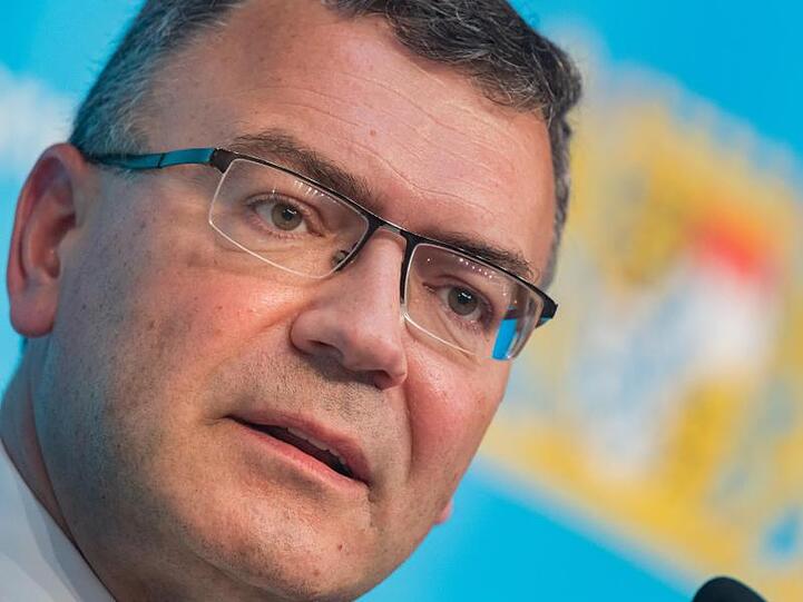 Florian Herrmann (CSU) an einer Pressekonferenz teil. Foto: Peter Kneffel/dpa/Archivbild