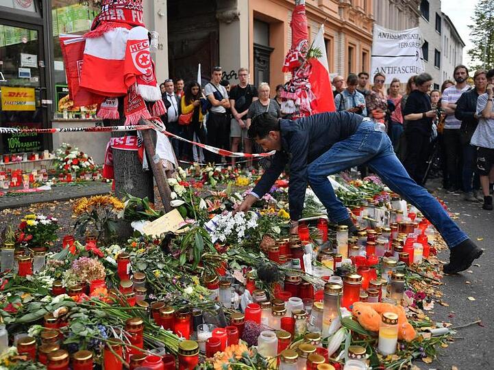 Blumen und Kerzen erinnern an einem Döner-Imbiss, einem der Tatorte des Anschlags von Halle, an die Opfer.