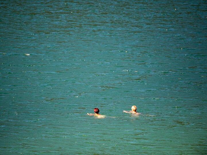 Sommerzeit ist Badezeit - zwei Frauen schwimmen im Sylvensteinstausee.