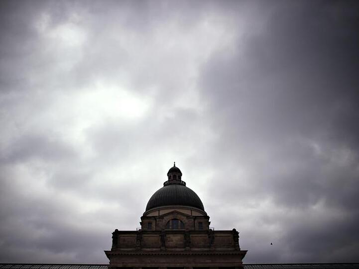Die Bayerische Staatskanzlei ist in München unter bewölktem Himmel zu sehen. Foto: Nicolas Armer/Archivbild