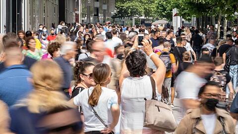 Die Inzidenz in Deutschland steigt seit nun mehr fünf Tagen in Folge wieder an. Dennoch fordern mehrere Politiker weitere Öffnungen.