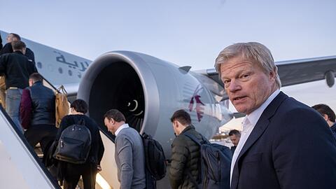 Oliver Kahn (r)steigt am Flughafen München in ein Flugzeug vor der Abreise ins Trainingslager nach Doha in Katar ein.