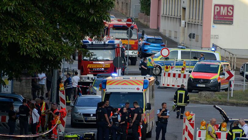 Einsatzkräfte riegeln den Tatort in Völklingen ab.