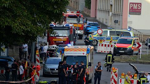 Einsatzkräfte riegeln den Tatort in Völklingen ab.