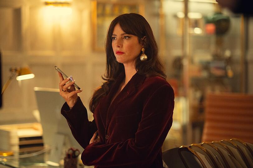 Susie Glass (Kaya Scodelario) ist die operative Leiterin der kriminellen Geschäfte ihres inhaftierten Vaters Bobby. Als eine Art Mentorin führte sie den unbescholtenen Eddie in Staffel eins in die kriminelle Unterwelt ein. Mittlerweile sind sie ein ziemlich gutes Team. Nur wo liegt ihre Loyalität, wenn es um Eddie und ihren Vater geht? Susie Glass (Kaya Scodelario) ist die operative Leiterin der kriminellen Geschäfte ihres inhaftierten Vaters Bobby. Als eine Art Mentorin führte sie den unbescholtenen Eddie in Staffel eins in die kriminelle Unterwelt ein. Mittlerweile sind sie ein ziemlich gutes Team. Nur wo liegt ihre Loyalität, wenn es um Eddie und ihren Vater geht?