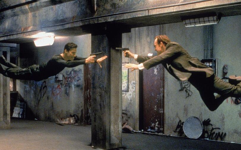 Wenn Kugeln und Menschen in Zeitlupe fliegen: Neo (Keanu Reeves, links) und Agent Smith (Hugo Weaving) kämpfen im Showdown gegeneinander. Wenn Kugeln und Menschen in Zeitlupe fliegen: Neo (Keanu Reeves, links) und Agent Smith (Hugo Weaving) kämpfen im Showdown gegeneinander.