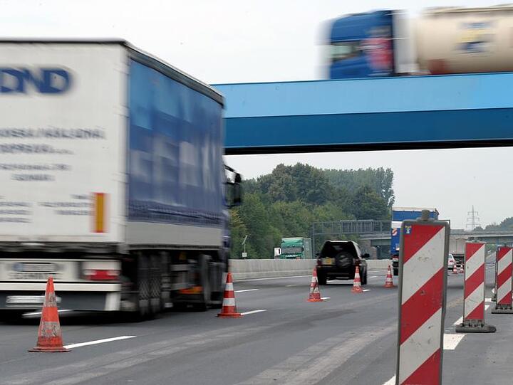 Einem Bericht der «Bild»-Zeitung zufolge wird das Lastwagen-Fahrverbot für die Dauer der Sommer-Reisezeit verschärft.