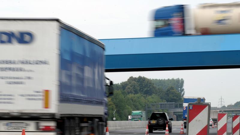 Einem Bericht der «Bild»-Zeitung zufolge wird das Lastwagen-Fahrverbot für die Dauer der Sommer-Reisezeit verschärft. Einem Bericht der «Bild»-Zeitung zufolge wird das Lastwagen-Fahrverbot für die Dauer der Sommer-Reisezeit verschärft.