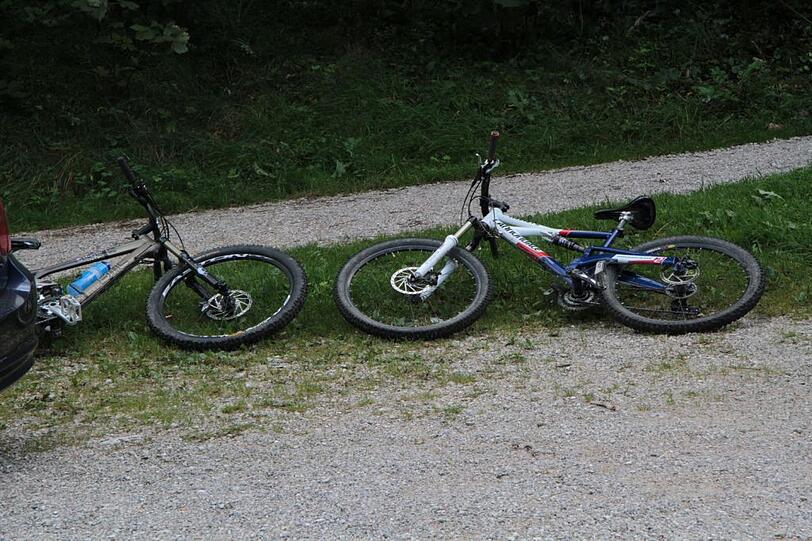 Stumme Zeugen eines schrecklichen Unfalls: Die beiden Räder des Mountainbiker-Paares liegen am Wegesrand.