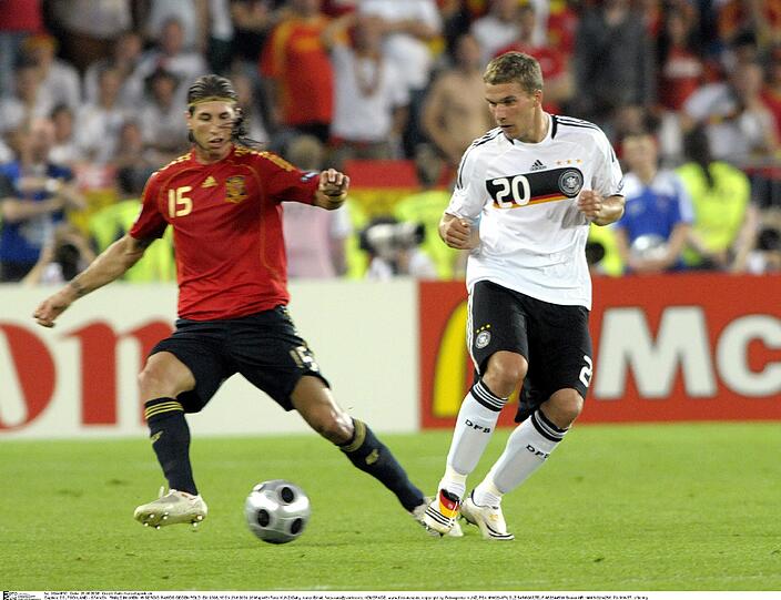 Lukas Podolski und Co. taten sich schwer - am Ende hatten die Spanier durch einen Treffer von fernando Torres die Nase vorn...