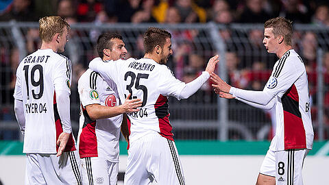 Jubel bei den Spielern von Bayer Leverkusen: Die Werkself konnte sich mit 6:0 gegen Viktoria Köln durchsetzen.