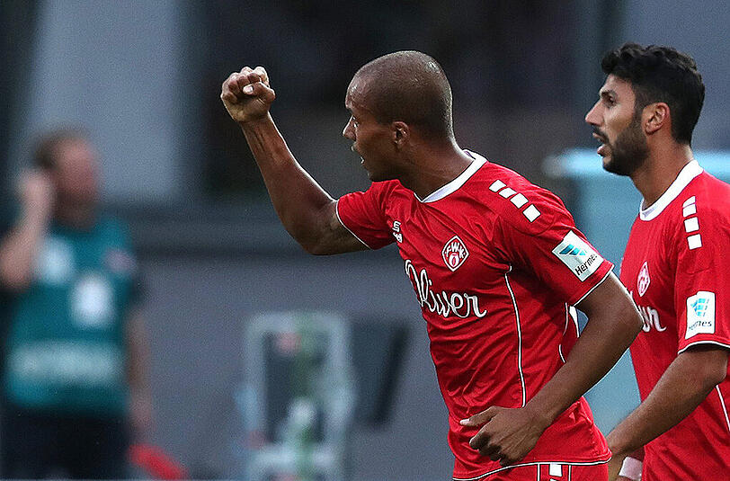 Der Würzburger David Pisot (links) bejubelt seinen Treffer zum 1:0.