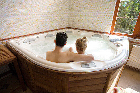 Vielleicht ein entspannendes Bad vorab? Und dann: Eine traumhafte Nacht im Wellnesshotel. Frühstück inklusive.