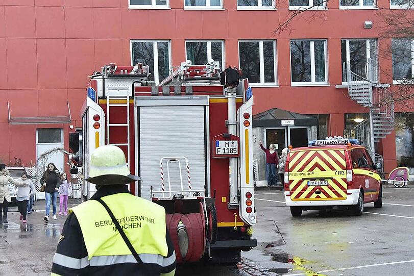 Ein Raum in der Grundschule an der Waliser Straße fing am Mittwoch Feuer. Die Bilder vom Feuerwehreinsatz!