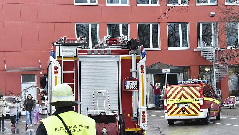 Ein Raum in der Grundschule an der Waliser Straße fing am Mittwoch Feuer. Die Bilder vom Feuerwehreinsatz! Ein Raum in der Grundschule an der Waliser Straße fing am Mittwoch Feuer. Die Bilder vom Feuerwehreinsatz!