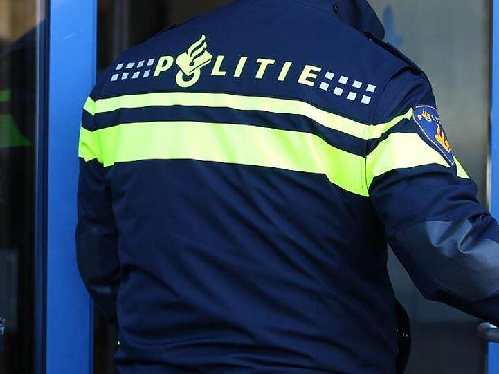 Ein niederländischer Polizei während eines Einsatzes.
