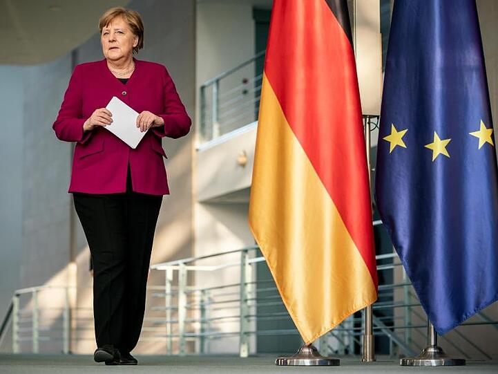 Bundeskanzlerin Angela Merkel (CDU), kommt zu einer Pressekonferenz nach der Videokonferenz des Europäischen Rats.