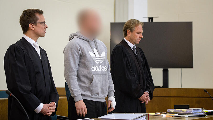 Der wegen des Mordes an seiner Freundin angeklagte Dominik R. 2017 beim Prozessauftakt im Passauer Landgericht zwischen seinen Rechtsanwälten. Der Fall wird nun erneut verhandelt.