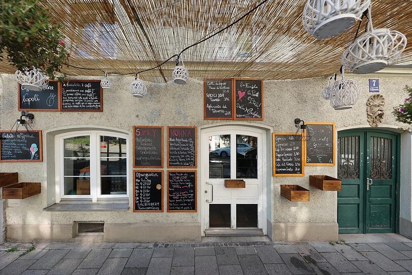 Abhängen unter der Strohmatte: Gastro-Freifläche in der Lilienstraße.