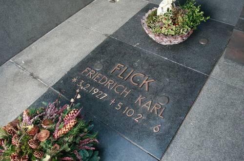 An den drei Granitplatten auf Flicks Grab sind nur Kratzer zu sehen, außerdem fehlen zwei Nullen aus seinem Todesjahr 2006.