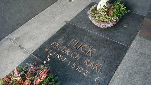 An den drei Granitplatten auf Flicks Grab sind nur Kratzer zu sehen, außerdem fehlen zwei Nullen aus seinem Todesjahr 2006. An den drei Granitplatten auf Flicks Grab sind nur Kratzer zu sehen, außerdem fehlen zwei Nullen aus seinem Todesjahr 2006.