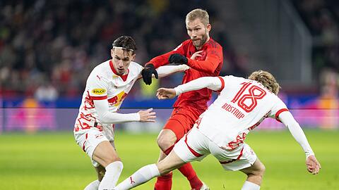 Der FC Bayern um Konrad Laimer (M) spielt am 6. Januar in Salzburg. (Archivbild)
