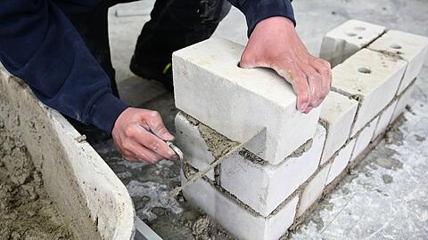 Zement, Beton und M&ouml;rtel sind wichtige Baustoffe. (Symbolbild)