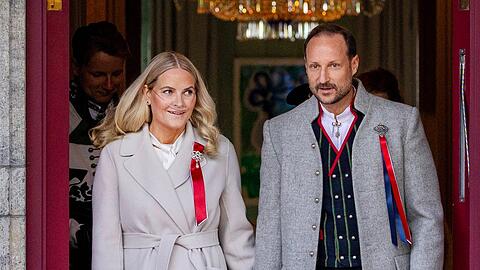 K&ouml;nigin Mette-Marit musste einige Stunden im Krankenhaus verbringen. K&ouml;nig Haakon hatte sie pers&ouml;nlich dort hingebracht und abgeholt.
