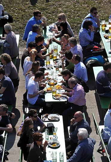 Und so sah es letztes Jahr aus: Menschen sitzen am 01.03.2012 im Biergarten in München in der Sonne. Temperaturen um die 13 Grad herrschten damals am Tag des meteorologischen Frühlingsanfangs. Foto: Andreas Gebert dpa/lby