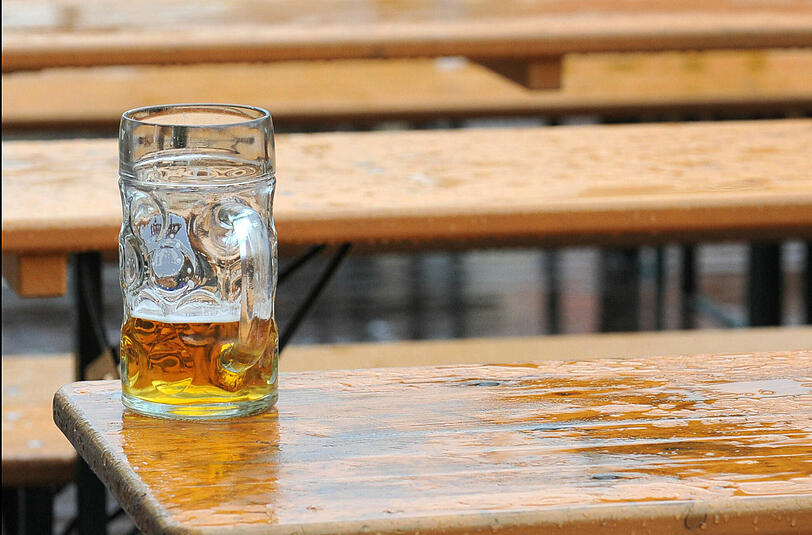 In einem Biergarten auf der Wiesn trafen Beamte auf einen stark alkoholisierten 14-Jährigen.